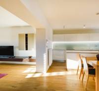 Ein Einfamilienhaus mit offener Küche, Holzboden-Dekor und Esstisch.