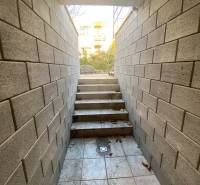 Kellereingang in einem Einfamilienhaus in Nitra mit Steinwänden und Treppen.