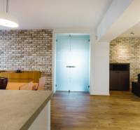 Esszimmer eines Einfamilienhauses mit Ziegelwand und Holzboden.