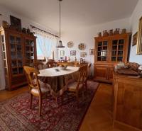 Esszimmer in einer Wohnung mit 5 oder mehr Zimmern mit Holzboden und Dekoration.