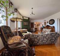 Wohnzimmer in einer Wohnung mit 5 oder mehr Zimmern mit Holzboden und Vintage-Möbeln.