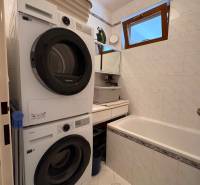 Badezimmer mit Trockner und Waschmaschine in einer Wohnung mit 5 oder mehr Zimmern.