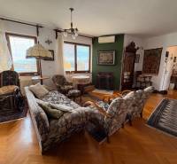 Wohnzimmer in einer 5- oder mehr-Zimmer-Wohnung mit Holzboden und klassischem Möbel.