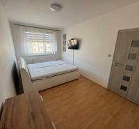 Schlafzimmer mit Doppelbett, Holzboden und Möbeln in einer 3-Zimmer-Wohnung.
