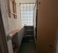 Stauraum in einer 3-Zimmer-Wohnung mit Regalen und einer verglasten Wand.