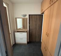 Flur mit dunklen Fliesen und Einbauschrank in einer 3-Zimmer-Wohnung.