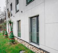 Die Fassade des Gebäudes in der Odborárska-Straße in Bratislava - Nové Mesto mit gepflegtem Grün.