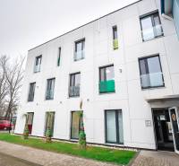 Das Äußere der Büros in der Odborárska-Straße in Bratislava - Nové Mesto mit grünem Rasen.