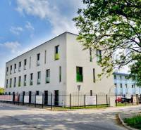 Das Bürogebäude in der Odborárska-Straße in Bratislava - Nové Mesto, umgeben von Grünflächen.