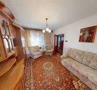 Wohnzimmer in einem Einfamilienhaus mit klassischer Wohnwand und Teppich.