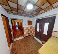 Flur in einem Einfamilienhaus, Wände und Boden mit Holzdekor verkleidet.