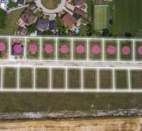 Luftaufnahme von Baugrundstücken in der Gemeinde Horné Štitáre mit geplanter Parzellierung.