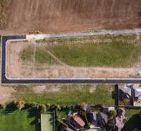 Luftaufnahme der Grundstücke in Horné Štitáre, die für Wohnzwecke vorgesehen sind.