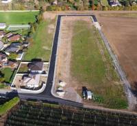 Luftaufnahme des Wohngebiets und der Baugrundstücke in Horné Štitáre.