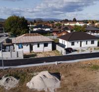 Wohnen in Horné Štitáre: Immobilien im Bau, ruhige Lage, neu gebaute Straßen.