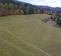 Berglandschaft mit Wiesen und Wäldern auf Erholungsgrundstücken in Lazy pod Makytou, Čertov.