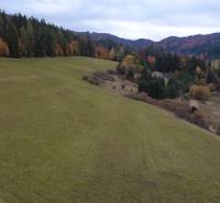 Landschaft mit Wiese und Wäldern in den Erholungsgebieten, Čertov, Lazy pod Makytou, in Herbstfarben.