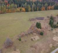 Eine Wiese umgeben von Wäldern auf den Erholungsgrundstücken, Lazy pod Makytou, Čertov mit herbstlicher Szenerie.