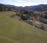 Hügelige Landschaft mit Wäldern und Häusern auf Erholungsgrundstücken in Čertov, Lazy pod Makytou.
