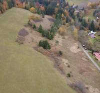 Luftaufnahme von Erholungsgrundstücken in Čertov, Lazy pod Makytou, umgeben von Natur und Wäldern.