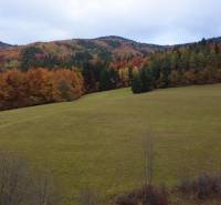 Jeseníker Erholungsgrundstücke in Lazy pod Makytou, Čertov, umgeben von Wäldern und Hügeln.