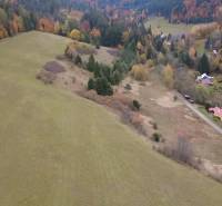 Herbstlandschaft der Erholungsgebiete in Čertov, Lazy pod Makytou mit vielfältiger Flora und lebendigen Farben.