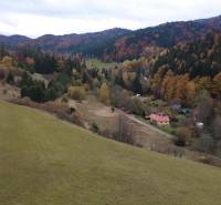 Landschaft mit Herbstwald und Häusern auf den Erholungsgrundstücken in Čertov, Lazy pod Makytou.