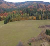 Herbstlandschaft auf den Erholungsgrundstücken in der Gegend von Lazy pod Makytou, Čertov, umgeben von Wäldern.