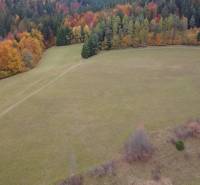 Herbstlandschaft in den Erholungsgebieten in Lazy pod Makytou in Čertov, umgeben von bunten Wäldern.