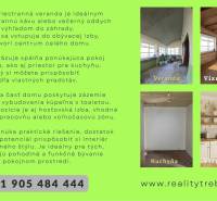 Die zum Verkauf stehende Immobilie bietet eine geräumige Veranda und eine Küche mit Holzdekor.