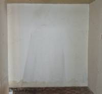 Innenraum eines Einfamilienhauses mit beschädigter Decke und Boden mit Spuren von Beschädigung.