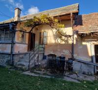 Ein Einfamilienhaus in der Okružná-Straße in Zemplínska Teplica mit Veranda und Garten.