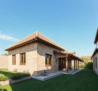 Einfamilienhaus in der Okružná-Straße in Zemplínska Teplica mit Rasen im Garten und Terrasse.