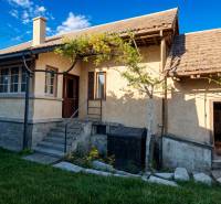 Ein Einfamilienhaus in der Okružná-Straße in Zemplínska Teplica, mit einem gepflegten Garten und Blumen.