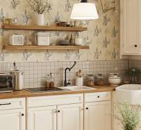 Eine Küche in einem Einfamilienhaus mit Blumen-Tapete, weißen Schränken und einem Boden in Holzoptik.