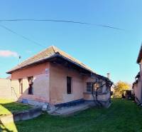 Das Einfamilienhaus in der Okružná-Straße in Zemplínska Teplica hat ein Schrägdach und einen Garten.