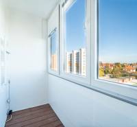 Veranda mit Glasfenstern mit Blick auf die Stadt Pezinok in einer 3-Zimmer-Wohnung in der Svätoplukova-Straße.