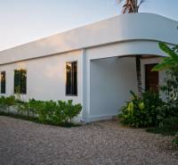 Wohnungsbau in Paje, Region Unguja South, mit Grünflächen um das weiße Gebäude.