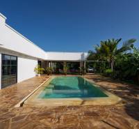 Weiße Architektur mit einem Pool inmitten von Grün in Paje, Region Unguja Süd.