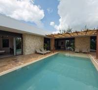 Bau von Häusern in Paje, Region Unguja Süd, mit Pool und Steinmauern auf der Terrasse.