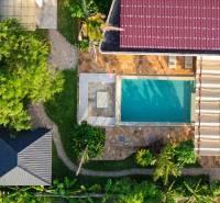 Luftaufnahme vom Bau von Häusern mit Swimmingpool in einem Vorort von Paje, Region Unguja South.