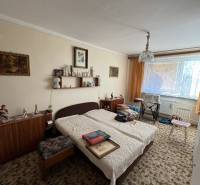 Ein Zimmer in einer 3-Zimmer-Wohnung mit einem Kinderbett, Teppich und Möbeln, Dekorationen an den Wänden.