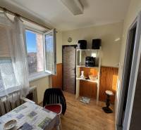 Esszimmer in einer 3-Zimmer-Wohnung mit Holzboden und offenem Fenster.