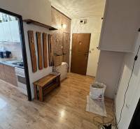 Innenraum einer 3-Zimmer-Wohnung mit Holzboden und Wandgarderobe.