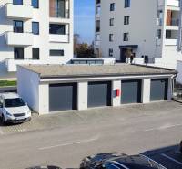 Blick auf die Predmerského-Straße in Trenčín mit Wohnhaus und Parkplätzen.