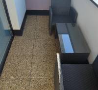 Balkon mit Sitzgelegenheit in einer 2-Zimmer-Wohnung in der Predmerského Straße in Trenčín.