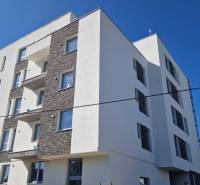 Die Außenfassade des Wohngebäudes in der Športová-Straße in Galanta, mit hellen Wänden.