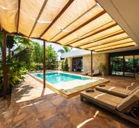 Garten eines Einfamilienhauses in der Paje-Straße in der Region Unguja South mit Pool und Liegestühlen.