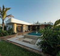 Ein Einfamilienhaus in Paje, Region Unguja South, mit einem Pool, umgeben von üppiger Vegetation und Pflastersteinen.