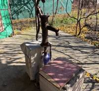 Wasserpumpe in den Gärten an der Mittelstraße in Bratislava - Ružinov im Herbst.